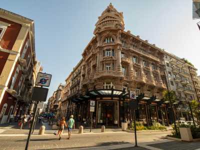 Murat - Oltrepassando corso Vittorio Emanuele ci ritroviamo nel �murattiano�, delimitato dalla via predetta, via Quintino Sella, i binari della ferrovia e corso Cavour. Realizzato a partire dal 1813 come una perfetta scacchiera, dal Secondo Dopoguerra ha subito una rivoluzione che ha portato alla demolizione degli antichi edifici a favore di fabbricati moderni